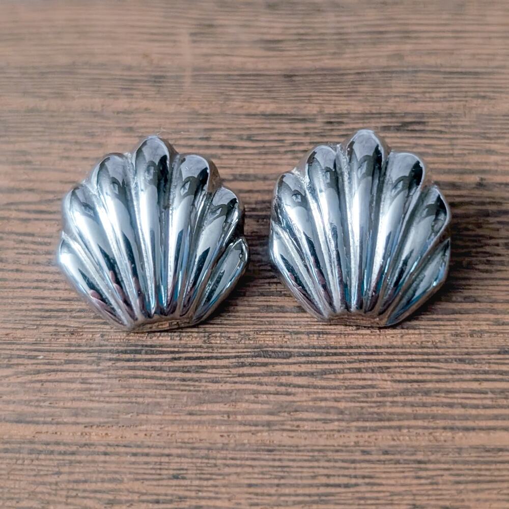 Vintage Stud Earrings Silver Tone Shell Design 7/8" Beach/Seaside Theme